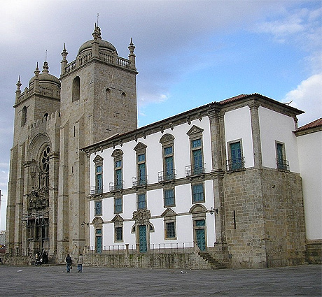 Fațada principală a Catedralei Porto